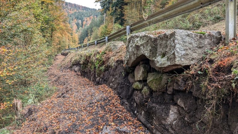 Marode Stützwand an der L 83 zwischen Bühlertal und Sand