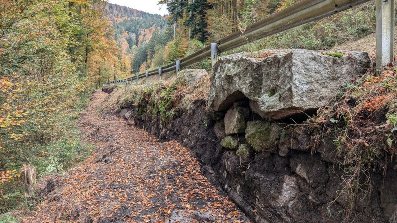 Marode Stützwand an der L 83 zwischen Bühlertal und Sand