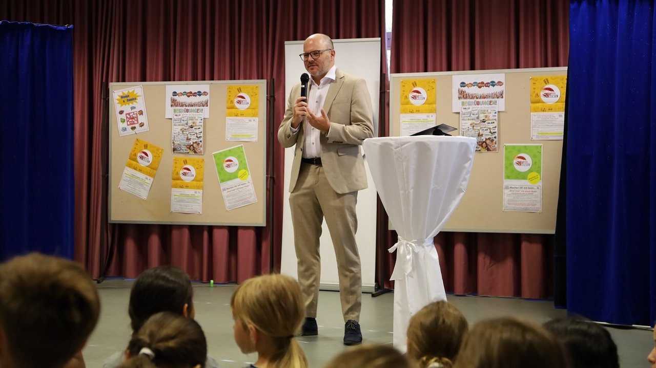 Regierungspräsident Alexander bei der Eröffnungsveranstaltung HEISS AUF LESEN in der Stadtbibliothek in Eppelheim