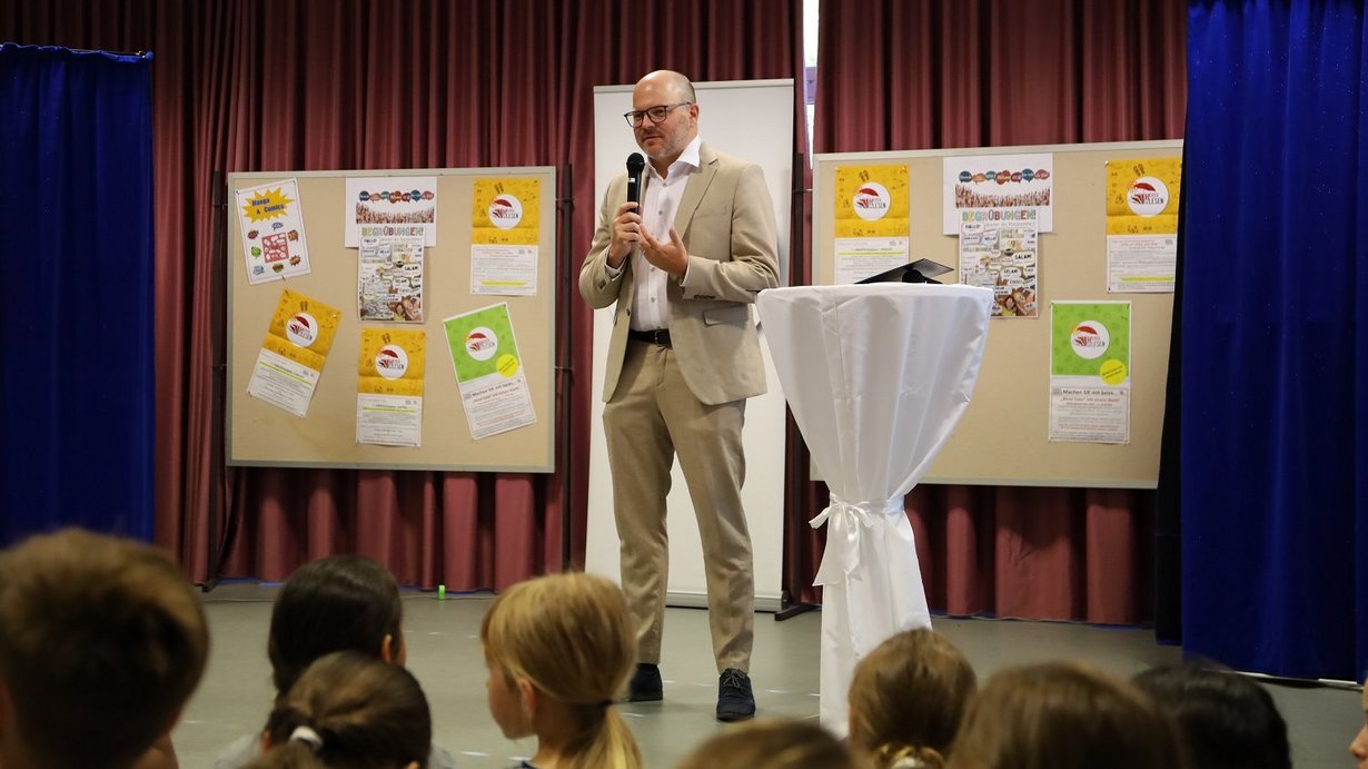 Regierungspräsident Alexander Föhr bei der Eröffnungsveranstaltung HEISS AUF LESEN in der Stadtbibliothek in Eppelheim