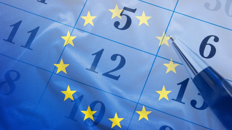 Flagge der Europäischen Union auf Kalender Flagge der Europäischen Union auf Kalender mit Kugelschreiber