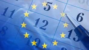 Flagge der Europäischen Union auf Kalender mit Kugelschreiber