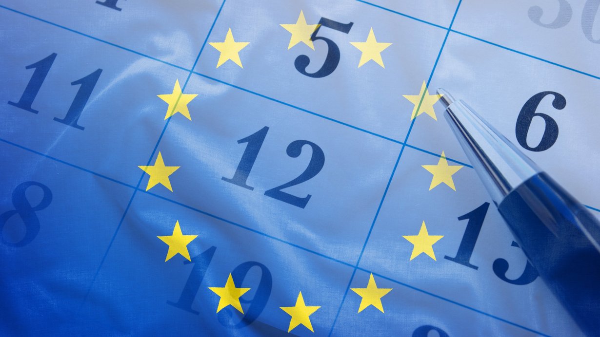 Flagge der Europäischen Union auf Kalender mit Kugelschreiber