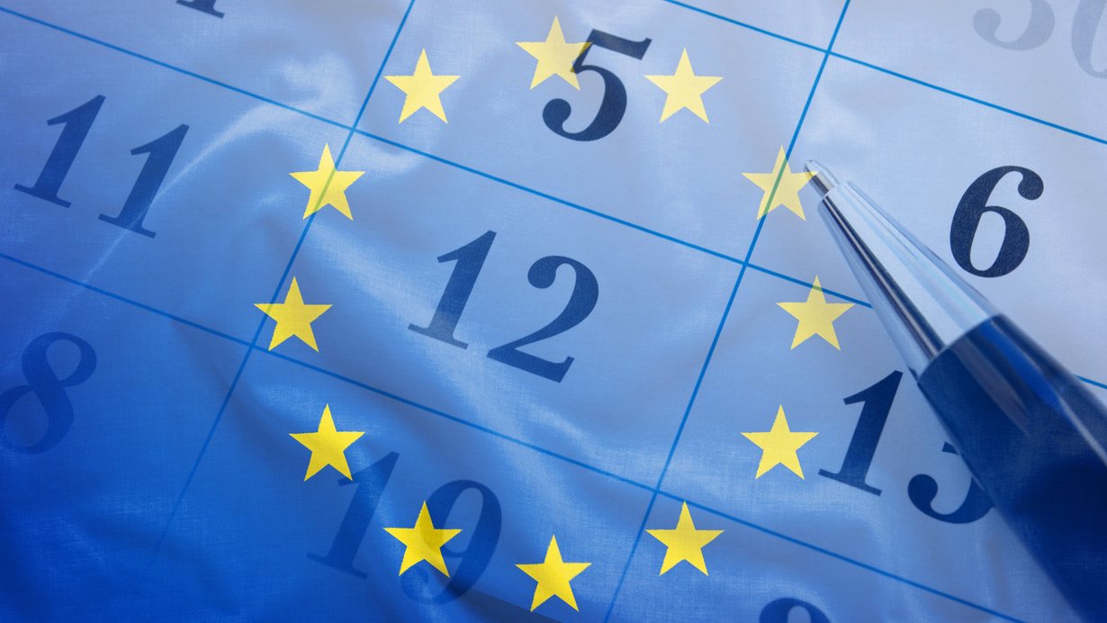 Flagge der Europäischen Union auf Kalender mit Kugelschreiber