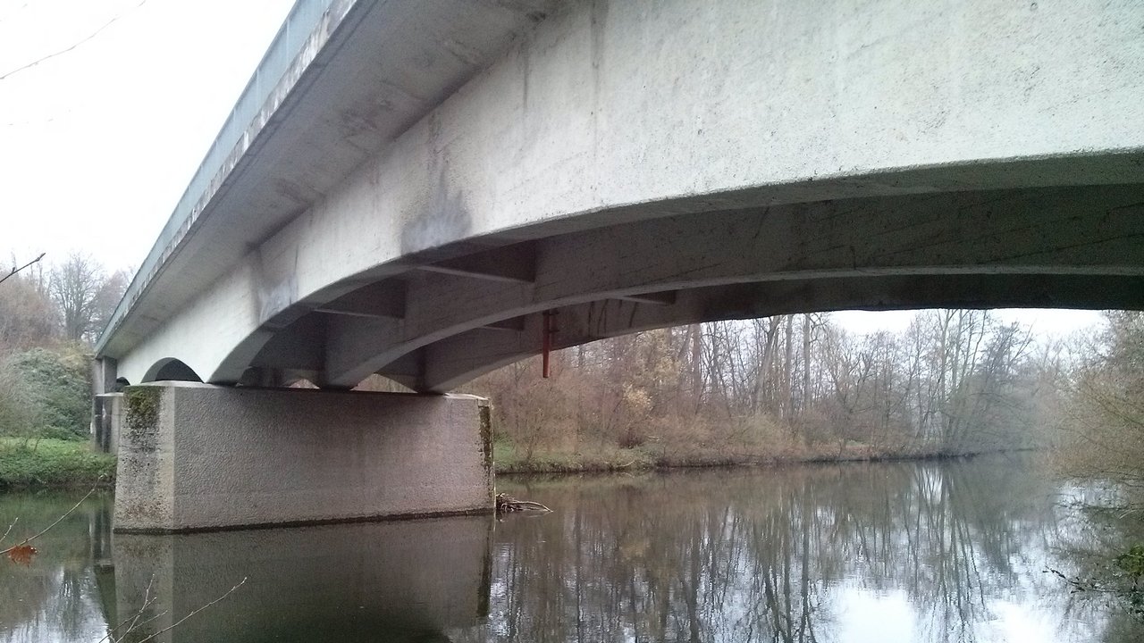 Das Bild zeigt einen Teil der Brücke über die Enz von unten.