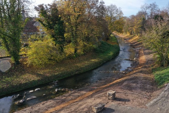 Auf dem Bild ist die umgestaltete Pfinz in Berghausen auf Höhe der Kulturhalle zu sehen