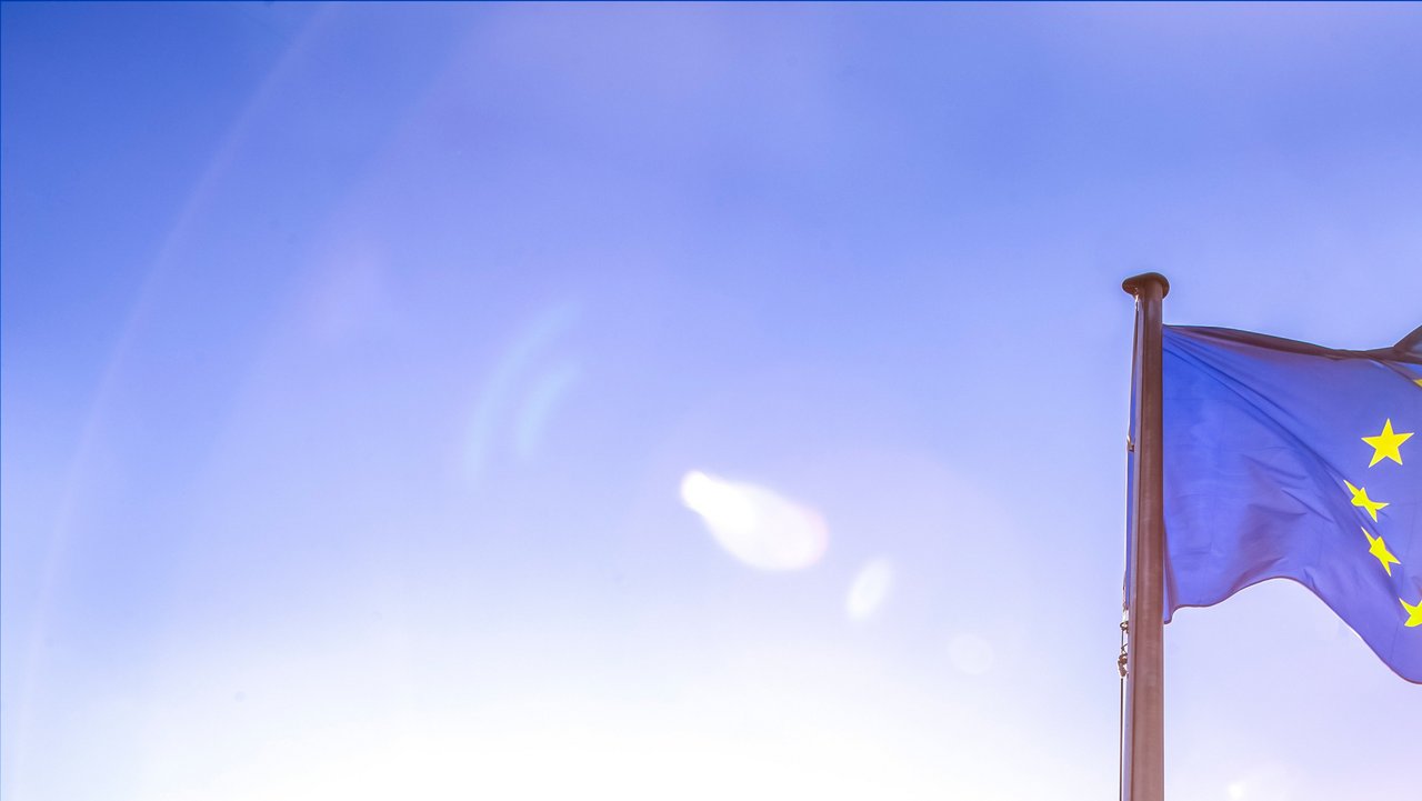 Europäische Flagge vor blauem Himmel