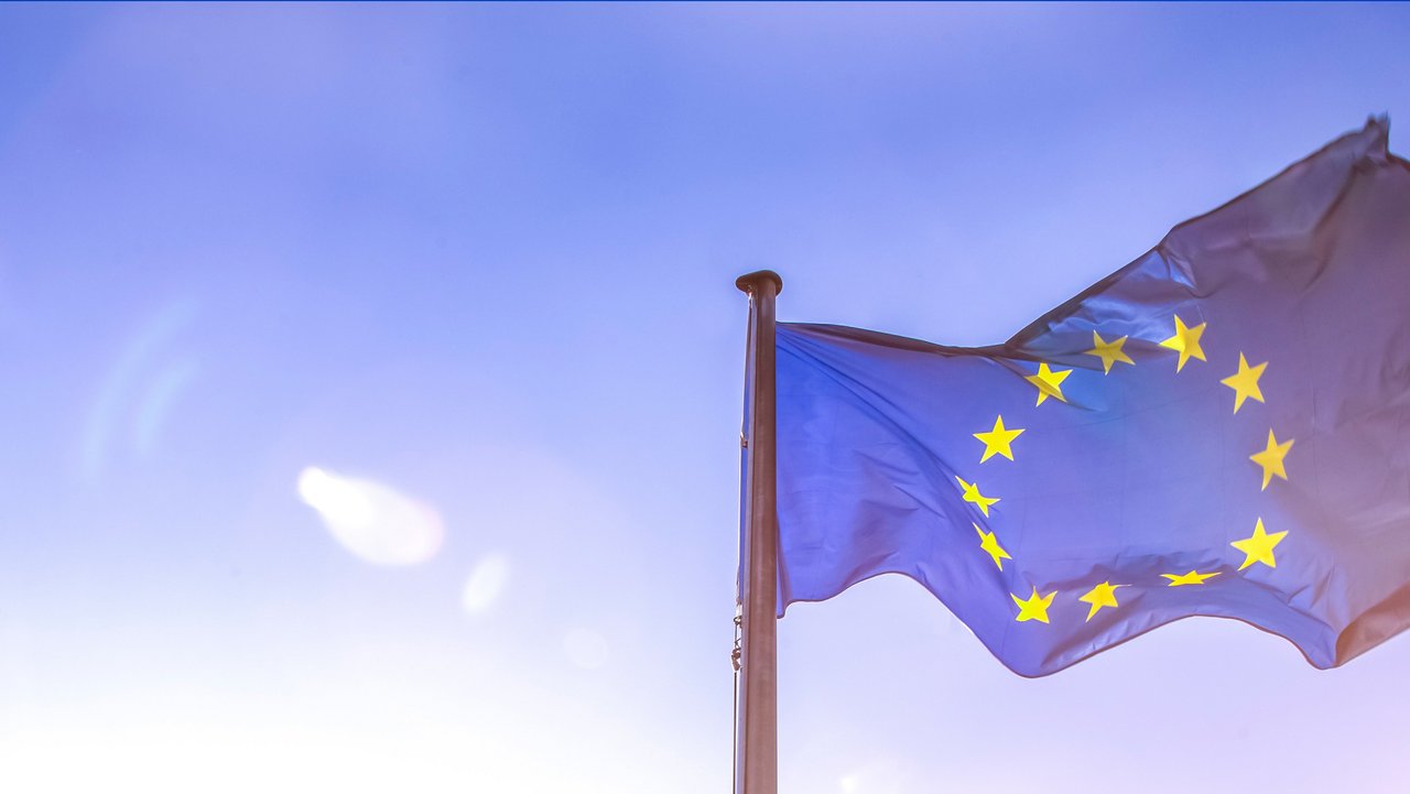 Europäische Flagge vor blauem Himmel