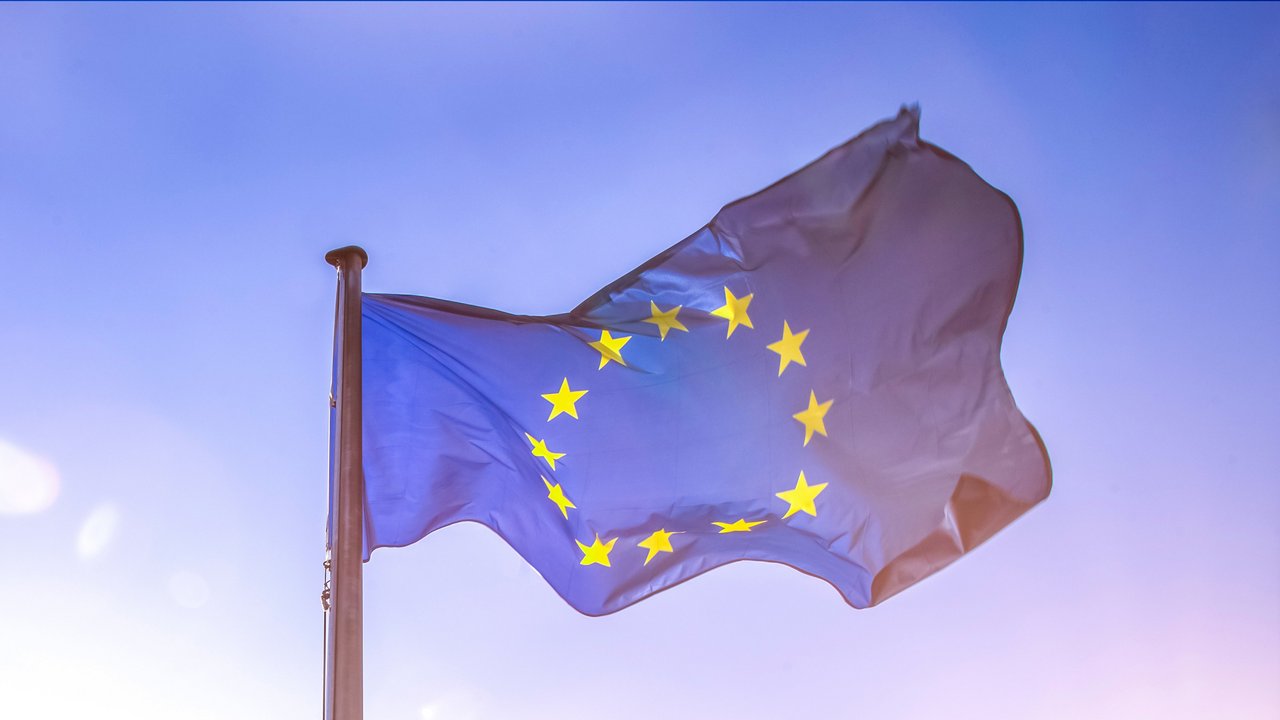 Europäische Flagge vor blauem Himmel
