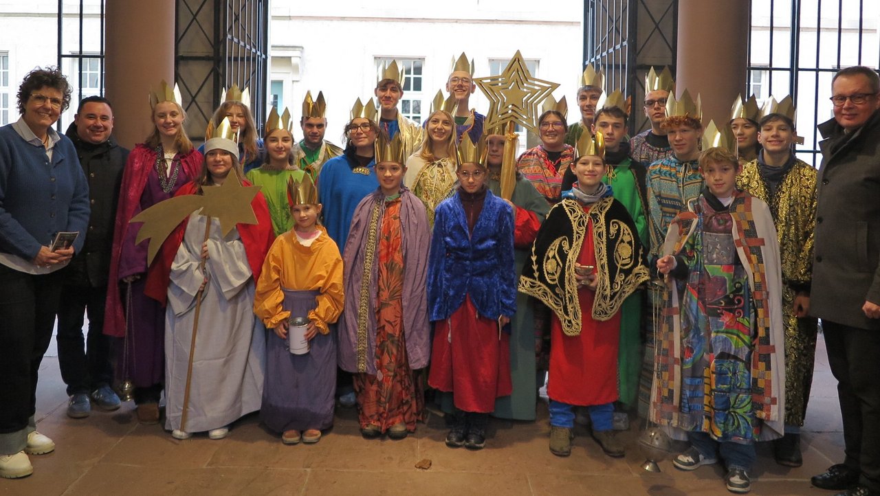 Sternsinger der Pfarrei St. Stephan nebst Regierungspräsidentin Sylvia M. Felder, Herrn Treffert und Dekan Markus Miles