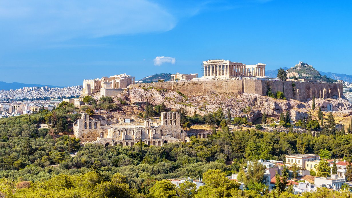 Panorama von Athen mit Akropolis-Hügel, Griechenland. Malerischer Blick auf die Überreste des antiken Athens. Landschaft der Athener Stadt mit klassischen griechischen Ruinen.
