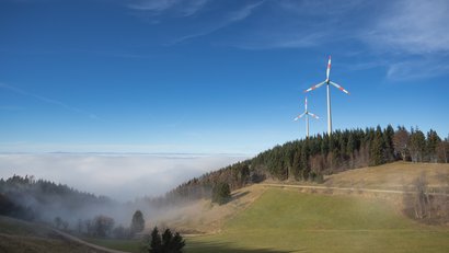 Windkraftwerke über Nebel im Schwarzwald