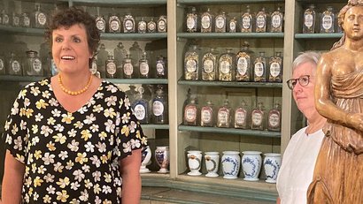 Regierungspräsidentin Sylvia M. Felder gemeinsam mit der ehrenamtlichen Pharmazieräten Ursula von Büren in einer barocken Apothekenoffizin v.l.n.r.: Regierungspräsidentin Sylvia M. Felder, Ursula von Büren (ehrenamtliche Pharmazierätin am Regierung