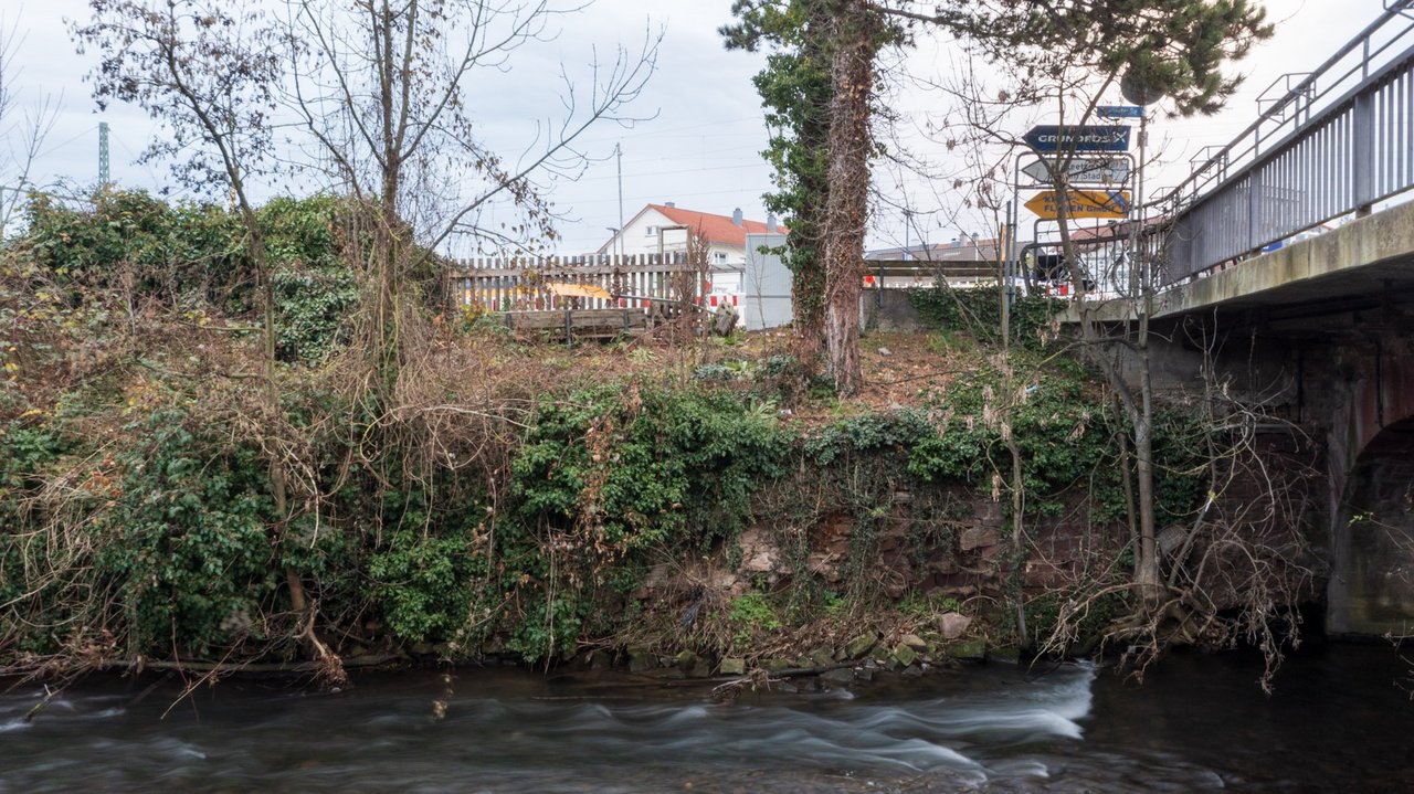 Ufermauer an der Brücke Bahnhofstraße