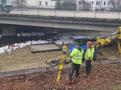 Auf diesem Bild sehen Sie die Fertigstellung des Fangedamms und Einmessung der Gerüstfundamente
