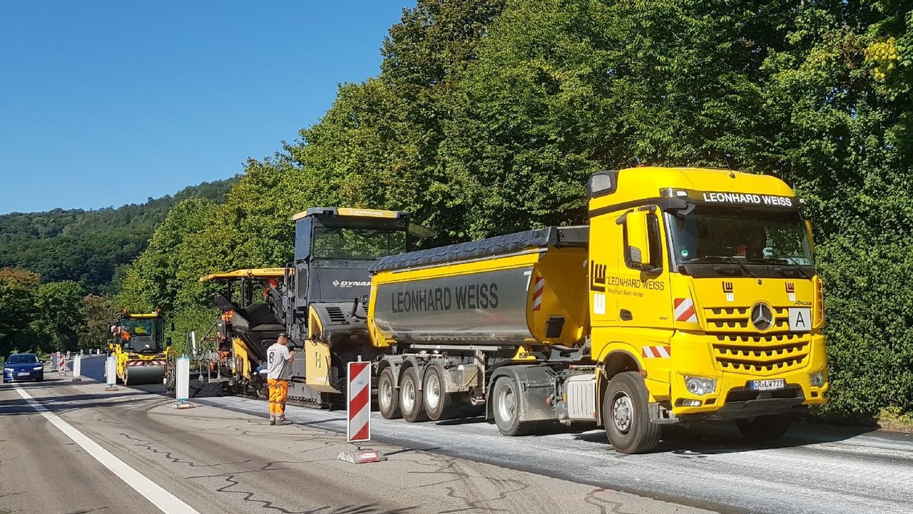 Halbseitiger Einbau der Asphaltdeckschicht bei Binau