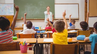 Schüler im Unterricht Schülerinnen und Schüler während des Unterrichts, im Hintergrund die Lehrerin