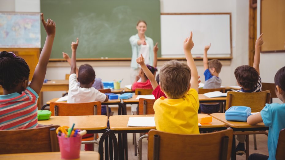 Schüler im Unterricht Schülerinnen und Schüler während des Unterrichts, im Hintergrund die Lehrerin