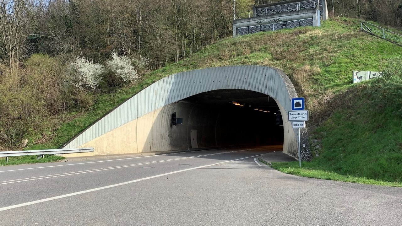Blick auf das Westportal am Saukopftunnel Auf diesem Bild ist der Blick auf das Westportal am Saukopftunnel ersichtlich.
