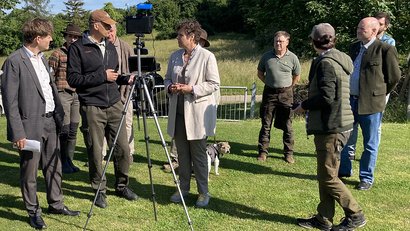 Regierungspräsidentin Sylvia M. Felder im Gespräch mit der „Drohnengruppe zur Kitzrettung“ der Jägervereinigung Karlsruhe