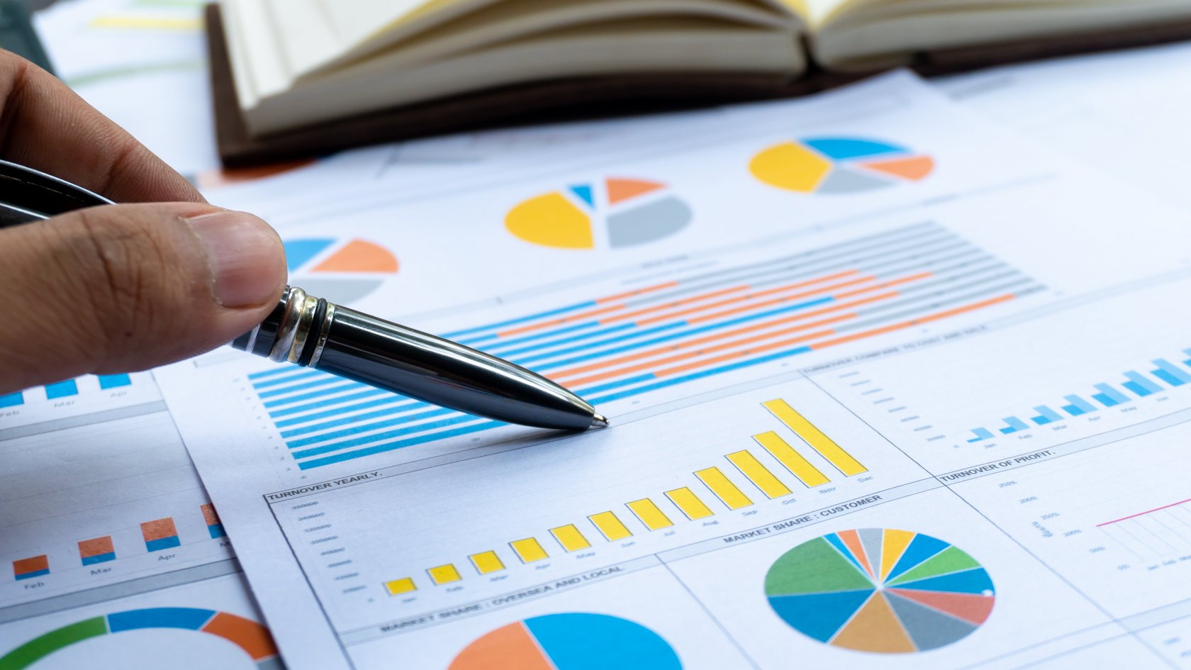 Männliche Hand erstellt eine Statistik