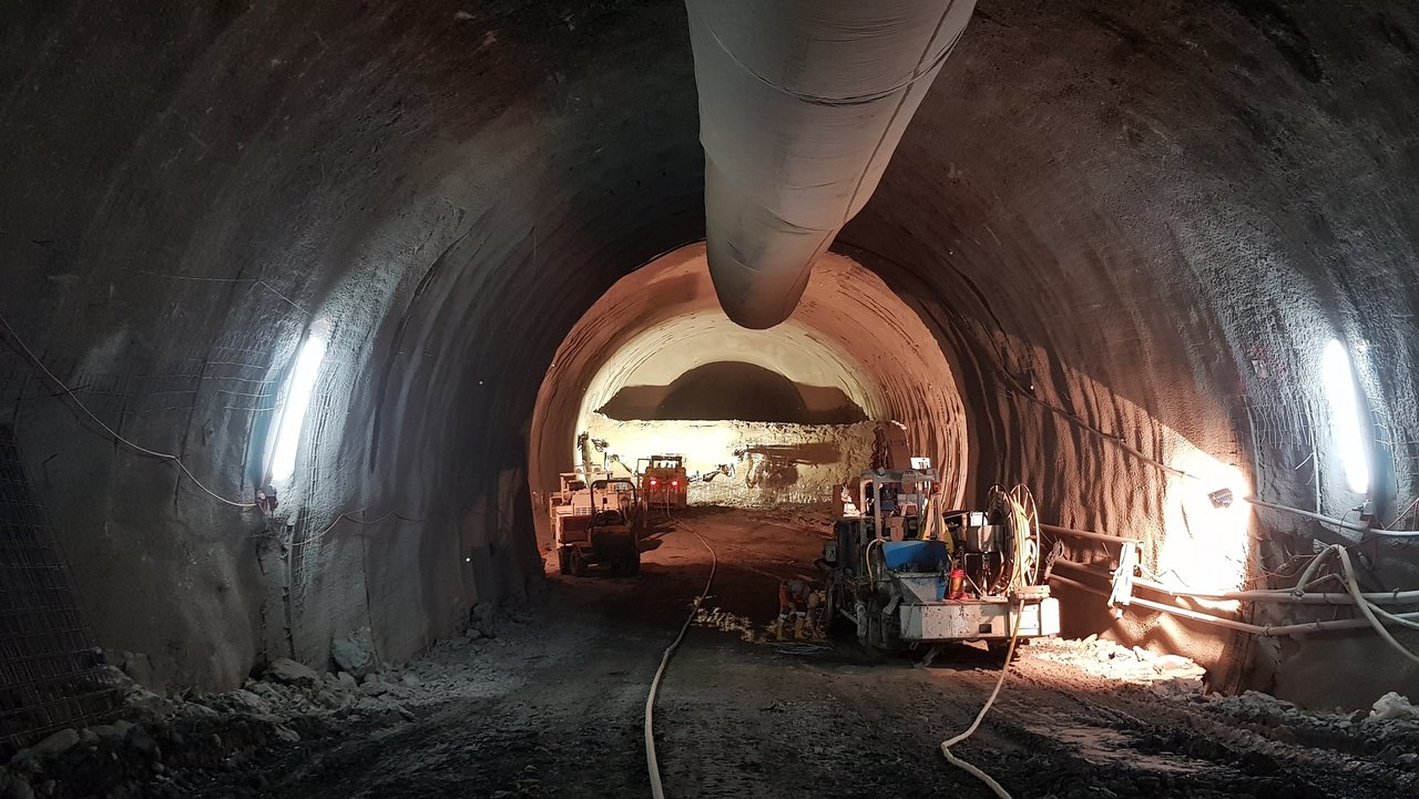 Blick in die Hauptröhre des Arlinger Tunnels in Pforzheim. Das Bild wurde während der bergmännischen Vortriebsarbeiten der Sohle und Strosse (untere Hälfte des Tunnelquerschnitts) aufgenommen.