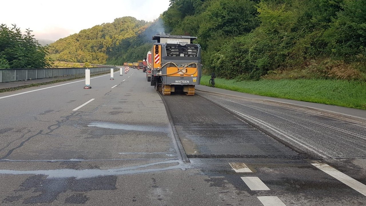 Auf dem Bild ist eine Asphaltfräse und ein LKW auf der B 37 zwischen Neckargerach und Binau zu sehen