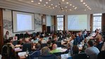 3. Sitzung des Projektbegleitkreises mit ca. 40 Teilnehmenden. Die Projektleiterin stellt das Vorhaben vor. 