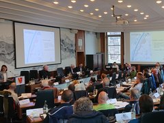 3. Sitzung des Projektbegleitkreises mit ca. 40 Teilnehmenden. Die Projektleiterin stellt das Vorhaben vor. 