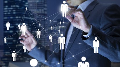 Unternehmensadministrator in Aktion von Unternehmensorganisation auf einem virtuellen Dashboard Unternehmensadministrator in Aktion von Personal- oder Personalplanung oder Unternehmensorganisation auf einem virtuellen Dashboard.