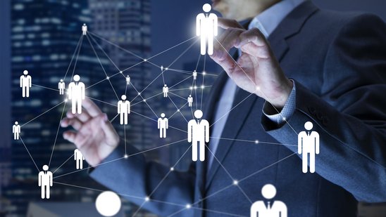 Unternehmensadministrator in Aktion von Personal- oder Personalplanung oder Unternehmensorganisation auf einem virtuellen Dashboard.