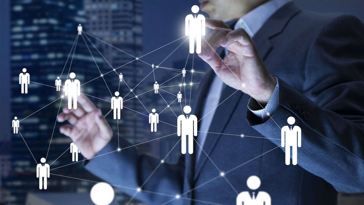 Unternehmensadministrator in Aktion von Personal- oder Personalplanung oder Unternehmensorganisation auf einem virtuellen Dashboard.