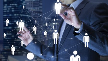 Unternehmensadministrator in Aktion von Personal- oder Personalplanung oder Unternehmensorganisation auf einem virtuellen Dashboard.