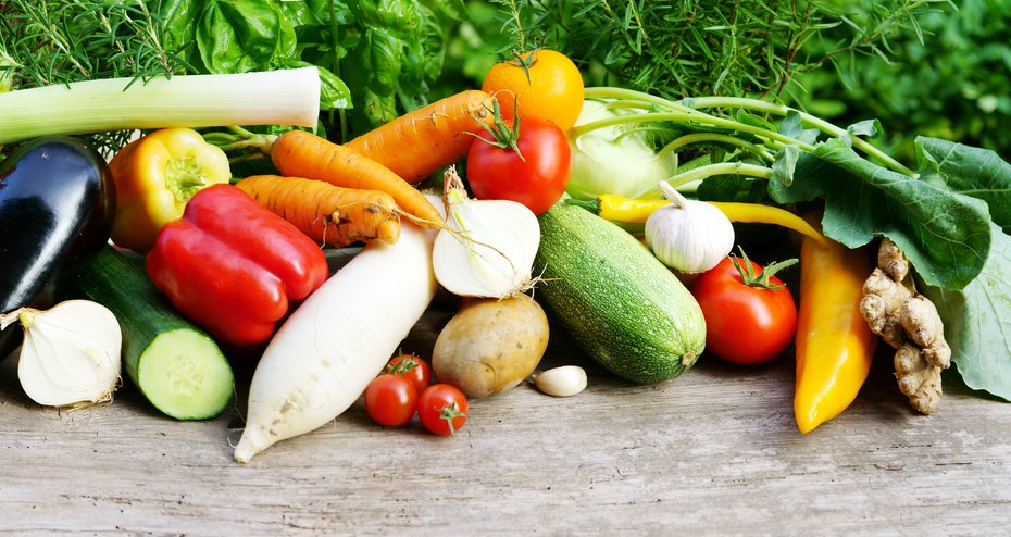 Sommergemüse und Kräuter Sommergemüse (Tomaten, Zucchini, Karotten, Lauch, Paprika, Gurken) und Kräuter im Hintergrund