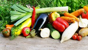 Sommergemüse und Kräuter Sommergemüse (Tomaten, Zucchini, Karotten, Lauch, Paprika, Gurken) und Kräuter im Hintergrund