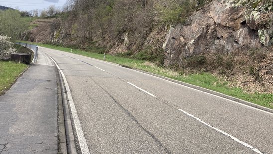Bundesstraße 462 zwischen Forbach und Weisenbach, Blick auf die Hangbrücke bei Weisenbach