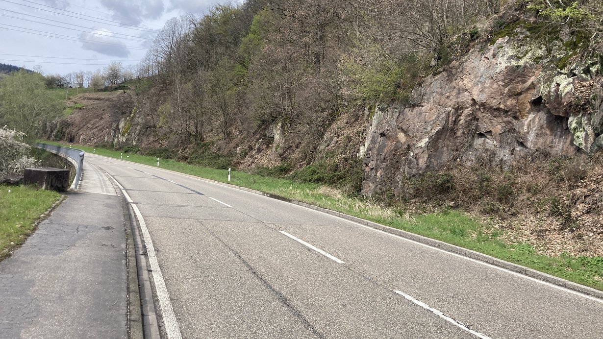 Bundesstraße 462 zwischen Forbach und Weisenbach, Blick auf die Hangbrücke bei Weisenbach