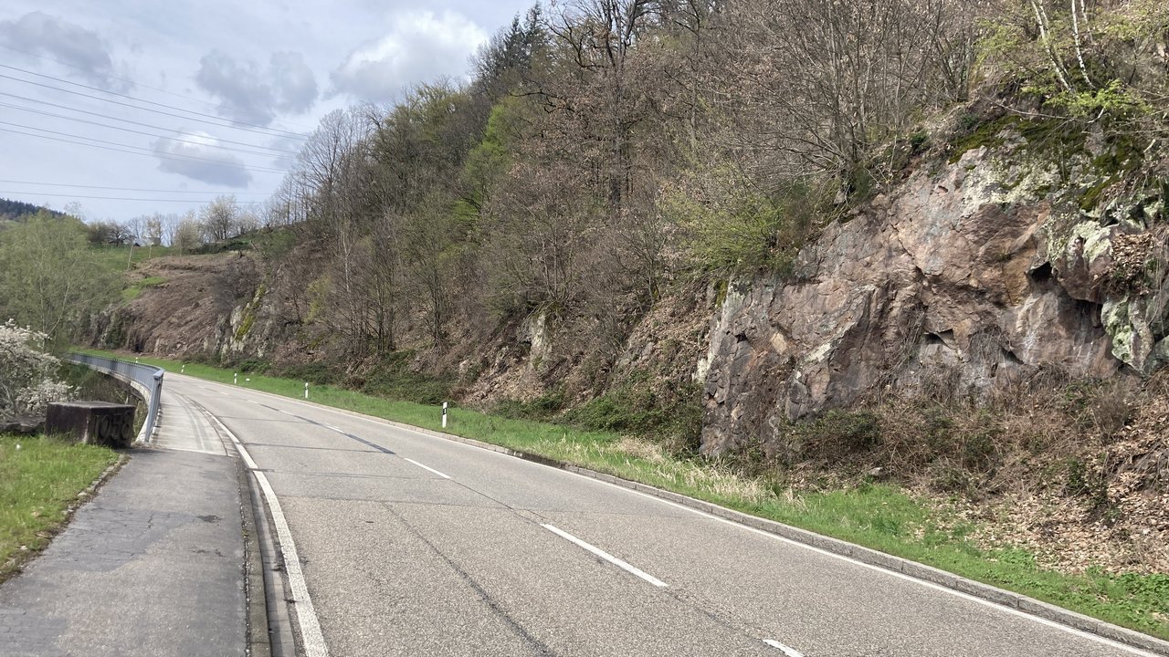 Bundesstraße 462 zwischen Forbach und Weisenbach, Blick auf die Hangbrücke bei Weisenbach