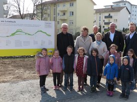 von links nach rechts: Bürgermeister Renschler, Regierungspräsidentin Felder, Oberbürgermeister Elkemann, MdL Staab, MdL Knopf, Dezernent Dr. Leo und davor die Kinder aus dem Eine-Welt-Familienzentrum