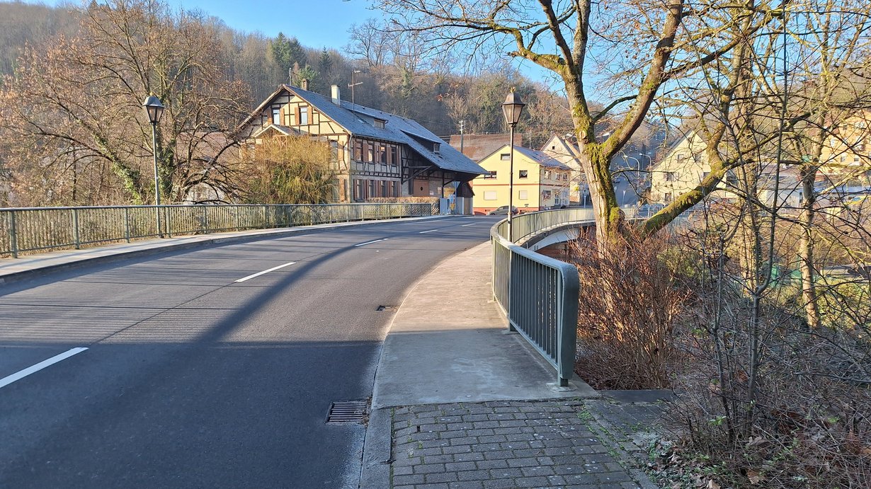 Hardtbrücke über die Gewässer Seckach und Kirnau.