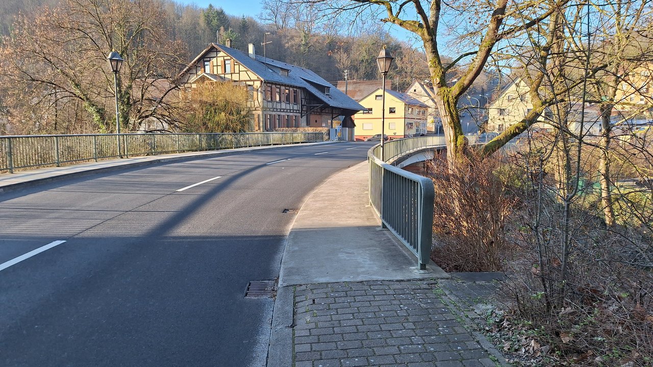 Hardtbrücke über die Gewässer Seckach und Kirnau.