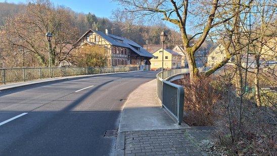 Hardtbrücke über die Gewässer Seckach und Kirnau.
