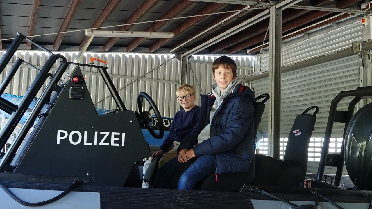Aktion Heiss auf Lesen Teilnehmer Auf diesem Bild sehen Sie den HEISS AUF LESEN-Gewinner Nico (links) und Elias (rechts) im schnellen Polizeischlauchboot