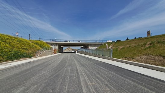 Grundwasserwanne Block 12 Richtung Norden Fertige Grundwasserwanne Blick auf Südseite von Bauwerk 2, dahinter BW3 und Anschluss an zukünftige Trasse der L597.