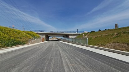 Grundwasserwanne Block 12 Richtung Norden Fertige Grundwasserwanne Blick auf Südseite von Bauwerk 2, dahinter BW3 und Anschluss an zukünftige Trasse der L597.
