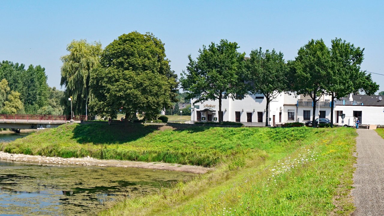 Rheinhochwasserdamm XXIII und Ankerbrücke Rheinhochwasserdamm XXIII und die Ankerbrücke bei Rastatt/Plittersdorf