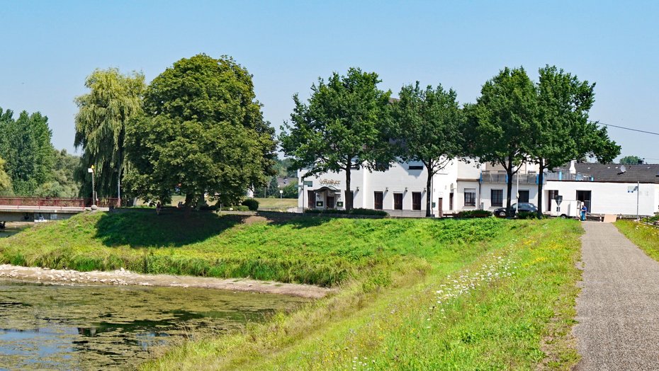 Rheinhochwasserdamm XXIII und Ankerbrücke Rheinhochwasserdamm XXIII und die Ankerbrücke bei Rastatt/Plittersdorf