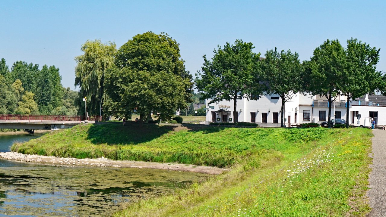 Rheinhochwasserdamm XXIII und Ankerbrücke Rheinhochwasserdamm XXIII und die Ankerbrücke bei Rastatt/Plittersdorf