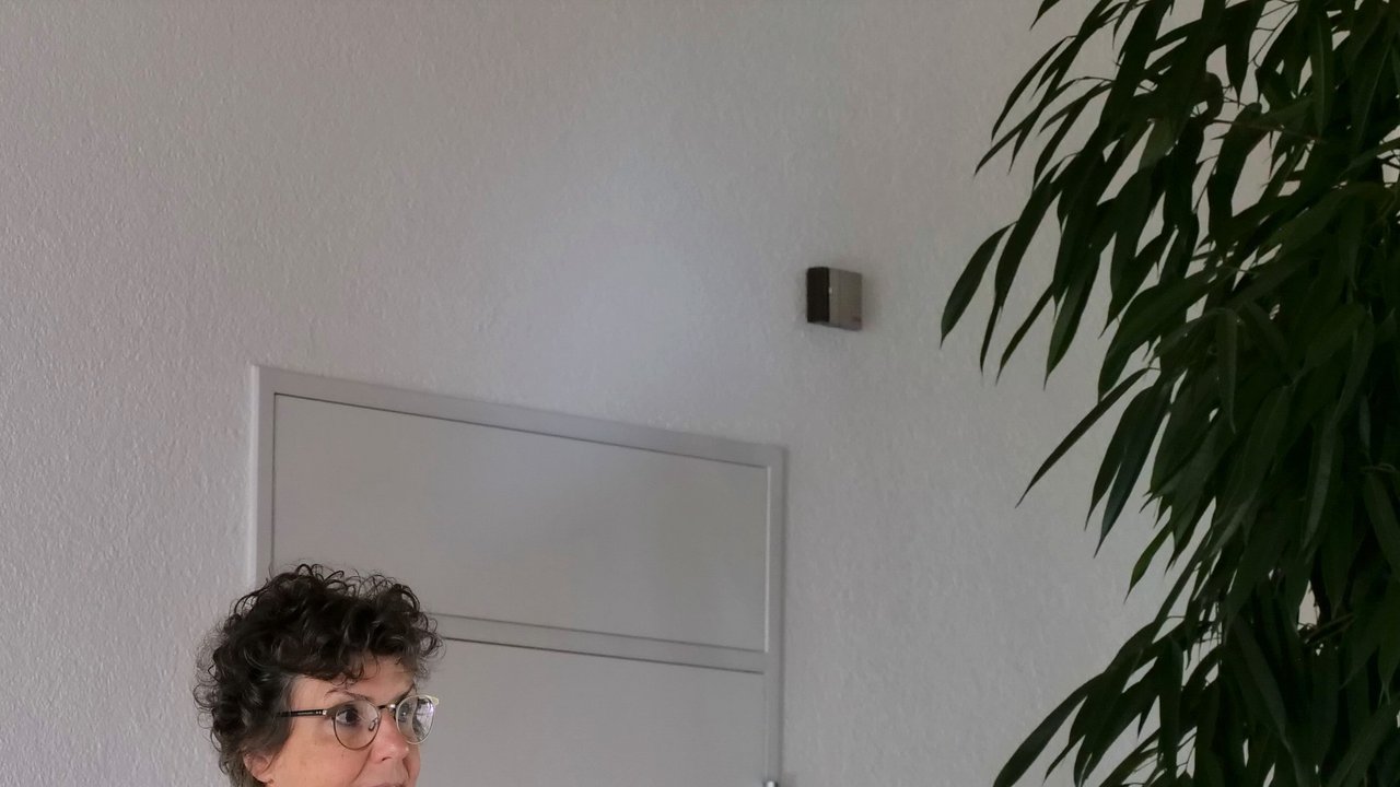 Regierungspräsidentin Sylvia M. Felder bei der Urkundenübergabe der Fachagrarwirtinnen und -wirte Baumpflege