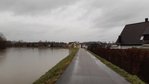 Hochwasserdamm bei Plittersdorf. Links steht das Hochwasser fast bis zur Dammkrone an. Rechts sieht man die Bebauung, die hier sehr nah am Damm ist. 